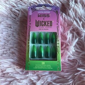 New KISS x Wicked Original I Feel Wicked Elphaba 28 green almond Nails